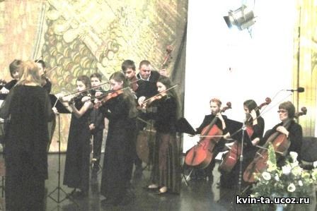 Тетяна Корнєва з оркестром «Квінта» та ученицею Анею Марчук. 